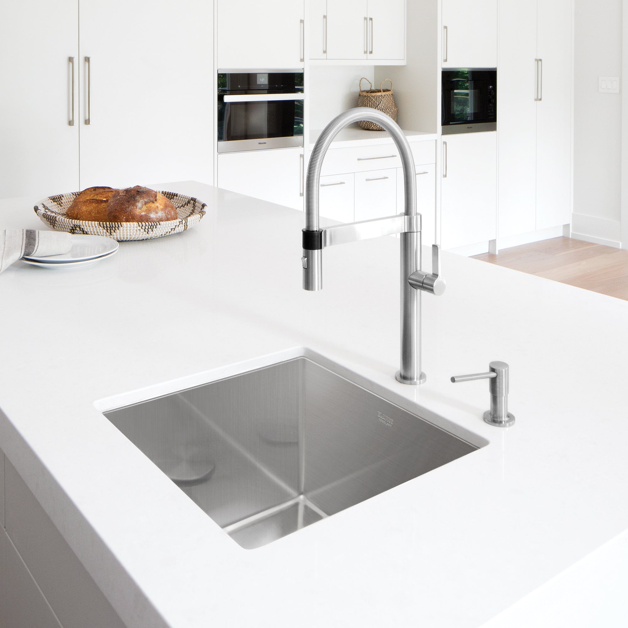 Blanco 400450- RADIUS 10 U Single Bowl Sink, STEELART® Stainless Steel - FaucetExpress.ca